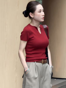 เสื้อสเวตเตอร์คอวีแขนสั้นทรงสลิมฟิตสำหรับผู้หญิงในช่วงฤดูร้อน สีแดงวินเทจ ดีไซน์ใหม่ 2025 เสื้อตัวบนทรงสั้นแบบสวมหัว