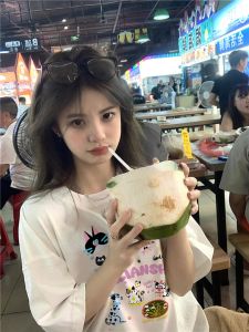 Kaos Wanita Lengan Pendek Putih 2025 - Bahan Katun 100% Adem Sablon Kucing & Anjing Kartun + Huruf Stylish [Oversize Langsing Retro Amerika + Ukuran Besar] Gaya Eropa Streetwear Potongan Bodyfit Musim Panas Lengan Pendek Anti UV Baju Wanita Keren