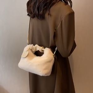 กระเป๋าขนนุ่ม Carmen  กระเป๋าสะพายข้างสำหรับผู้หญิง กระเป๋าแฟชั่นผู้หญิง