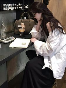 เสื้อเชิ้ตแขนยาวหลวมๆ สีขาว ทรงหลวมๆ สำหรับผู้หญิง ฤดูใบไม้ร่วง 2024 ใหม่ ลำลอง ทันสมัย ​​เสื้อเชิ้ตคอโปโล