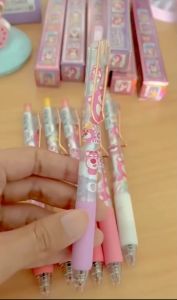 🐻พร้อมส่ง🐻 ปากกากล่องคละลายหมี Lotso สุดน่ารัก ปากกากดเขียนลื่น ขนาดหัว 0.5 มม. - Stationery Mouyiss 📦