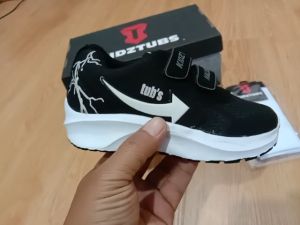 Sepatu Sekolah Anak Laki Laki Perempuan Cewek Cowok Warna Hitam Murah Tali Perekat Rekat Velcro Kecil Tanggung Umur Usia PAUD TK SD SMP SMA Kelas 1 2 3 4 5 6 7 8 9 0 Tahun-KIDZTUBS1454
