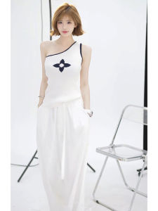 YUEZHONGWEI | Áo len dệt kim lụa trắng không đối xứng kiểu Pháp cho nữ mùa hè ngoài trời ôm vừa vặn hở vai ngắn gợi cảm