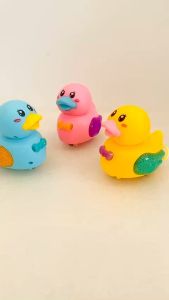 [RÚT CÓT LÀ CHẠY - SÁNG ĐÈN] Đồ chơi Vịt con chạy bằng cót dây phát sáng vịt vàng dễ thương cho bé chơi trên sàn 2226