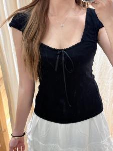 Brandy Girl เสื้อทีเชิ้ตแขนสั้นสีดำ BM เสื้อตัวสั้นคอเหลี่ยมแต่งริมลูกไม้ติดโบว์คอลเลคชั่นใหม่ฤดูร้อน2024