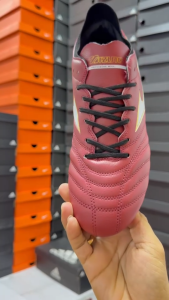 รองเท้าฟุตบอลมิชุโน่ สตั๊ดฟุตบอลมีลิ้นสีเลือดหมู