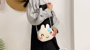 QNQN น่ารักการ์ตูนกระเป๋าสะพายบุคลิกภาพสร้างสรรค์อะนิเมะน้อยกระต่ายเอียงกระเป๋าสะพายแฟชั่นสบาย ๆ มินิเด็กกระเป๋าสะพายกระเป๋าโทรศัพท์มือถือ