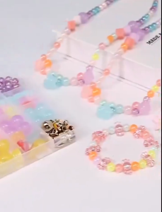 พร้อมส่งชุดร้อยลูกปัด Sanrio DIY เซ็ตลูกปัด 750Pcs ชุดร้อยลูกปัด ลูกปัดเรืองแสง สําหรับทําเครื่องประดับ สร้อยคอ สร้อยข้อมือ พร้อมถุงของขวัญ