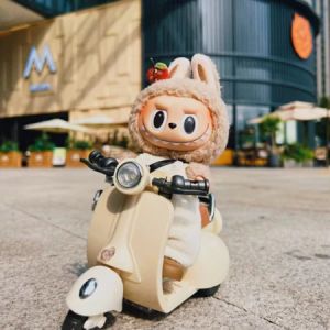 Leiao UT【🔥Brue Ready】Mainan anak-anak LABUBU RETRO VESPA - LABUBU VESPA Labubu Pop Mart BonekaMacaron Sepeda Motor Mainan Anak