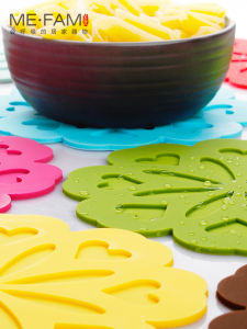 ผ้าพันจานกันร้อนแบบยืดหยุ่นที่สร้างสรรค์พร้อมพื้นผิวป้องกันการลื่นและกันกระแทกสำหรับโต๊ะอาหารสไตล์ยุโรปและวัสดุกันลื่นแบบไม่ใช่ PVC