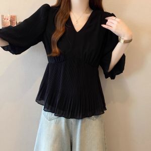 WANGGONGZHU | เสื้อเชิ้ตคอวีสไตล์ฝรั่งเศสทรงหลวมแขนสั้นสำหรับผู้หญิงในช่วงฤดูร้อนปี 2025 เสื้อเชิ้ตผ้าชีฟองทรงหลวมไซส์ใหญ่สำหรับผู้หญิง