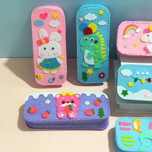 🔥HOT🔥DIY Cartoon Stationery Box Craft Kit For Kids Non-Woven Fabric With Safety NeedleNylon Zipper & Adhesive Patches For Classroom DIY Parent-Child Activities