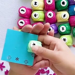 Penebuk Kertas Corak Kecil DIY Bahan Kraftangan Kreatif Kanak Kanak Prasekolah Cetakan Tangan Hiasan Kertas Seni Embossing Machine Printing Small Hole Punching Punchers Flowers DIY Kindergarten Kids压花器印花机小号打孔压图器 幼儿园儿童创意手工diy制作材料 A111