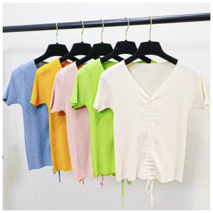 เสื้อไหมพรมคอวีทรงเข้ารูปสําหรับผู้หญิงเสื้อยืดลมลําลองแขนสั้นเสื้อถักน้ําหนักเบาสไตล์เกาหลีเก๋ไก๋