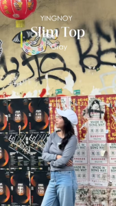 Slim Top#2 | เสื้อแขนยาวแฟชั่นผู้หญิง ผ้าร่อง 2x1 ทรงเข้ารูป คอกว้าง ดีไซน์มินิมอล พร้อมป้ายยางโลโก้กลางอก สี Grey