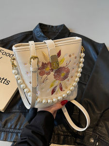 กระเป๋าสะพายข้างผ้าปักสไตล์จีนใหม่สำหรับผู้หญิง กระเป๋าถือทรงถังแบบลำลอง สายโซ่ไข่มุก กระเป๋าสะพายข้างแบบอเนกประสงค์สำหรับฤดูใบไม้ผลิและฤดูร้อน