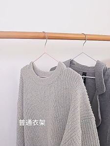 MIUFAไม้แขวนเสื้อ ไม้แขวนเสื้อมีขอบกันลื่น ไม้แขวนเสื้อพลาสติก ตะขอแขวนหมุนได้ 360องศา ขนาด 42*22cm แข็งแรง ทนทาน ยืดหยุ่นได้ดี😊💕