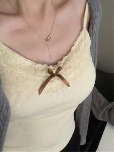 เสื้อกั๊กสายเดี่ยวคอวีลูกไม้สไตล์ BM Pure Desire เสื้อชั้นในผู้หญิง ทรงเข้ารูป แขนกุด ฤดูร้อน 2024 เสื้อชั้นในผู้หญิง