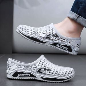 2025 New Mens Summer Sandals Breathable Anti-slip Thick Bottom Wear-resistant Water-crossing Toe-cap Outdoor Slippers Trendy