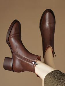 รองเท้าบู๊ตส้นสูงแบบหนังนิ่มสไตล์ฝรั่งเศสสำหรับผู้หญิงในฤดูใบไม้ร่วงและฤดูหนาว รองเท้าบู๊ตส้นหนา ทรงหัวมน ระบายอากาศได้ดี สวมใส่สบาย ขนาดใหญ่ 41-43