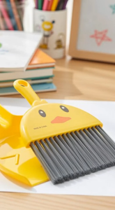 Chổi Quét Bụi Mini Kèm Ki Hốt Rác Hình Cute Bộ Ki Chổi Quét Bụi Cho Lồng Hamster Bàn Học Máy Tính