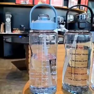 กระบอกน้ำ ความจุ 2 ลิตร พลาสติก PC ขวดน้ำแบบพกพา ความจุขนาดใหญ่ มีเส้นตารางเวลาบอก เหมาะสำหรับคนไม่ค่อยกินน้ำ