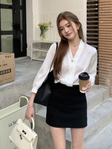 เสื้อเชิ้ตผู้หญิงคอวีผ้าซาตินสีขาวฤดูใบไม้ร่วงปี 2024 ดีไซน์เก๋ไก๋ สวมใส่สบาย ปกติ แขนยาว ปกติ