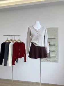 เสื้อคาร์ดิแกนถักแขนยาวสไตล์ฝรั่งเศสสำหรับผู้หญิง ฤดูใบไม้ร่วง 2024 เสื้อคอตั้งทรงหลวม สไตล์เรียบง่าย สีสันสดใส กระดุมแถวเดียว