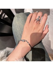 Exaggerated Snake-Shaped Ring for Women Elegant Luxury Minimalist Design Engraved Ring Band Fashionable Accessory