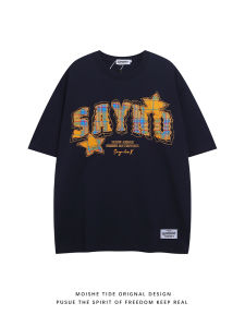 เสื้อยืดแขนสั้นผ้าฝ้ายลายดาวและตัวอักษรสไตล์อเมริกันสำหรับผู้ชายในช่วงฤดูร้อน ทรงหลวม สวมใส่สบาย คอกลม