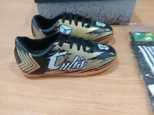 KIDZTUBS Sepatu Futsal Anak Paket Komplit Sepatu Futsal Tas Skin Deker Kaos Kaki Usia 6-10 Tahun Size 28 29 30 31 32 33 34 35 36 37 KDZ1526011625