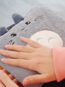 กระเป๋าน้ำร้อนไฟฟ้า ถุงน้ำร้อนไฟฟ้า ลายการ์ตูน ลดบวม เพิ่มการหมุนเวียนโลหิต ผ่านเครื่องอุ่นมือ ทุกวันกับประสูนผ้า ริ้วรอยและบวม รีบความงาม และความงามยิ่งขึ้น