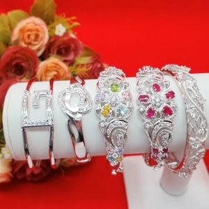 กำไลคลิปล็อคสีโรเดียมฝังพลอย เส้นผ่านศูนย์กลาง 5-6 cm  ตะขอคลิปล็อค ใช้ได้ทุกโอกาส  ใส่อาบน้ำได้ ทำจากทองเหลือง รูปถ่ายจากสินค้าจริง