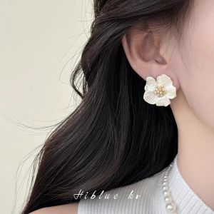 Korean Unique Floral Pearl Earrings Womens Ear Jewelry Small Luxury Trendy New 2025 Elegant Fashion Accessories