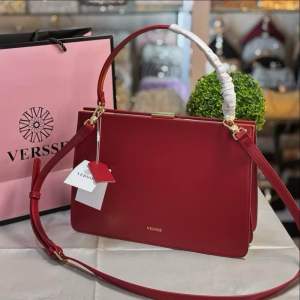 Tas Wanita Versse Shoulder Bag Premium Import - Tas Selempang & Bahu Wanita - Warna Hitam Merah Coklat - Bahan Kulit - Desain Elegan - Aksesoris Emas - Cocok untuk Acara Formal