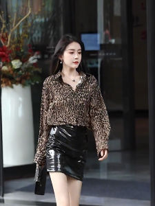 เสื้อเชิ้ตคอปกพับแขนยาวลายเสือดาวสไตล์ฝรั่งเศสย้อนยุคสำหรับผู้หญิงในฤดูใบไม้ร่วงและฤดูหนาว เสื้อเชิ้ตทรงหลวมสไตล์แฟชั่นอเนกประสงค์