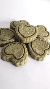 [24HR SHIP] 100% HOMEMADE HAY MOLAR BISCUITS 1PCS 自制磨牙草饼 Guinea Pig Rabbit Chinchilla Biskut Jerami 天竺鼠 兔子 龙猫 小宠零食 Timothy Carrot Rose