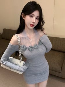 GUZILIAN | ชุดเดรสยาวแขนกุดคอวีผ้าตาข่ายผสมดอกไม้เซ็กซี่สำหรับผู้หญิง ช่วงฤดูใบไม้ร่วงและฤดูหนาว เดรสทรงเข้ารูปสั้นเข้ารูป เดรสทรงเข้ารูป