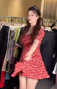 ชุดเดรสสั้น ลายดอกไม้ สีแดง คอยู แต่งระบายผูกโบว์ แขนตุ๊กตาสม็อคยางยืดวงแขน พิมพ์ลายดอกไม้ มีสายผูกเอว ด้านหลังเย็บสม็อคดึงยางยืดแถบย่น Dress ชุดไปงานแต่ง #8164