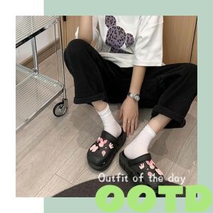 LHMoonlight รองเท้าแตะรูเล็กสายรัดด้านหลัง ผญมี รูเล็กสายรัด แถมตัว ติดการ์ตูนโทนสีดำ เสริมความสวยค่ะ! รองเท้าแตะด้วย แบบสวมแต่งตัว ง่ายแมทช์ทุการ สวมความสวยให้สวยที่สุด 😍