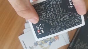 Bài Poker stars nylon 100% chữ số lớn dùng cho quán bar dày 34 zem cao cấp