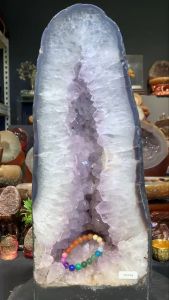 M99🇲🇾fengshui wood element amethyst geode crystal cave 薄皮蓝玛瑙紫晶洞💯 紫晶晶牙透 钛晶母矿共生✔️ 边部也带有白水晶结晶 双晶体加持✔️  风水五行木🪵🔄 (如定制实木底座另加RM60)  高Height: 52cm  宽Width: 20x16.5cm  洞深Hole: 7.5cm  重Weight: 23.4kg  #绝对天然水晶💯 #预