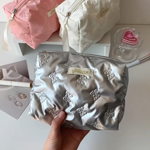 Chaichaishop💕พร้อมส่งครบสี✔ 𝗞𝗶𝗯𝗶 𝗯𝗮𝗴✨กระเป๋าเครื่องสำอาง ปั้มลายโบว์ น่ารักมาก🎀 สวยแกลม จุได้เยอะ