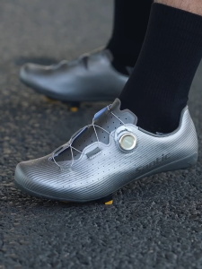 Santic ถนน คลีทรองเท้าปั่นจักรยาน ผู้ชาย ผู้หญิง รองเท้ากีฬาจักรยาน รองเท้ากีฬาคาร์บอนไฟเบอร์ระบายอากาศ