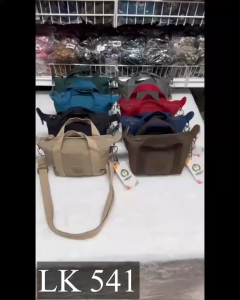 LK กระเป๋าทรงถือ + สะพายผ้าร่ม ขนาดฐาน 6.5 นิ้ว (ปากกระเป๋า 8.5 นิ้ว) มีทั้งหมด 1 ซิป+1ช่องด้านใน ทรงสปอร์ต