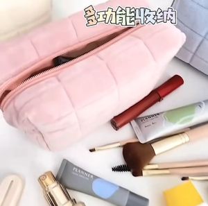 Mymyshop🌈🎀พร้อมส่ง🎀𝗙𝗹𝘂𝗳𝗳𝘆 𝗕𝗔𝗚☁ ขนนู่มม〰 กระเป๋าเครื่องสําอาง นุ่มนิ่ม น่ารัก💗 จัดระเบียบเครื่องสำอาง จุได้เยอะมาก พกสะดวก