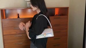 Tas Bahu Wanita: Desain Retro, Vintage, dan Klasik