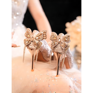 รองเท้าแต่งงานสีแชมเปญ ผู้หญิง ส้นโชว์ ชุดราตรี สองสวมปมผีเสื้อความรู้สึกระดับไฮเอนด์ สไตล์ฝรั่งเศส รองเท้าส้นเข็มคริสตัลหมั้น