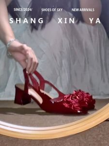 รองเท้าแต่งงานส้นสูงหัวเหลี่ยมแบบสวมหัวสำหรับฤดูร้อน รองเท้าแตะส้นหนาสีแดงดอกชาติ รองเท้าแต่งงานแบบสองทางสำหรับผู้หญิง