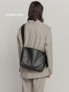 Yuen กระเป๋าสะพายข้าง INS สไตล์เกาหลีกระเป๋าสะพายไหล่เดียวสําหรับผู้ชายดีไซน์เรียบง่ายนิชแบรนด์กระเป๋านักเรียนผู้หญิงกระเป๋าหนังสือหนังนิ่มมีซิป